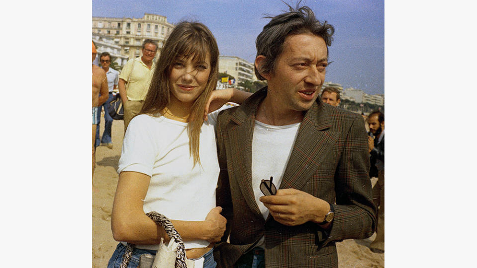 French singer Serge Gainsbourg and his girlfriend British actress Jane Birkin are seen in Cannes, France, as they attended the International Film FestivalCannes Serge Gainsbourg And Jane Birkin 1974, Cannes, France