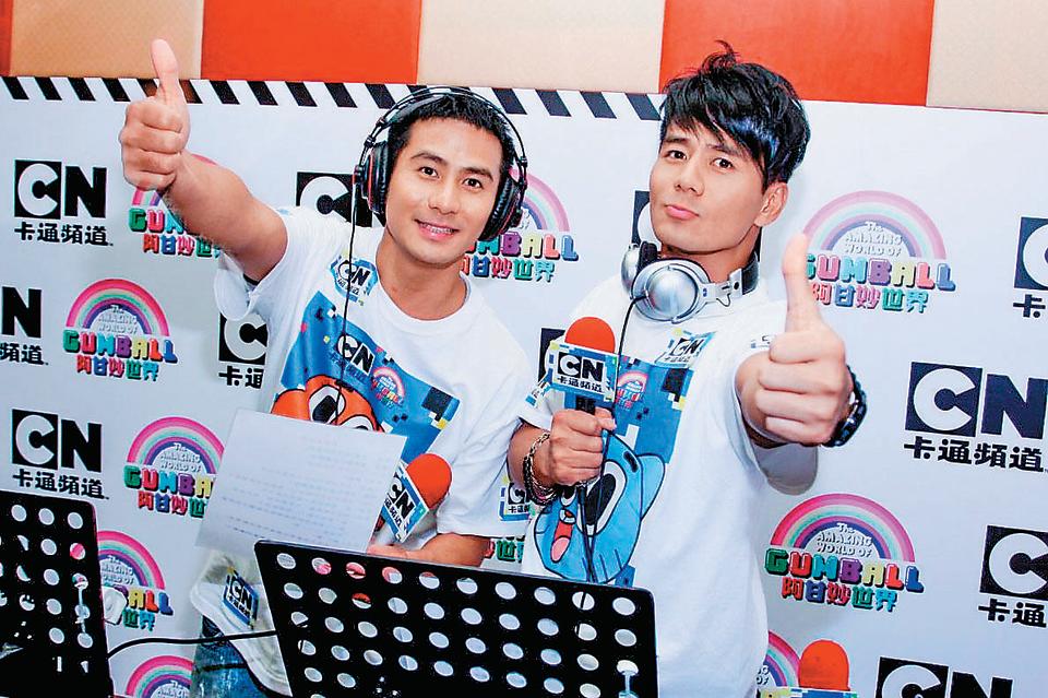 郭彥甫（左）跟哥哥郭彥均（右）在2006年以雙胞胎團體〈2moro〉出道，曾推出3張專輯，後轉向主持界及綜藝節目發展。