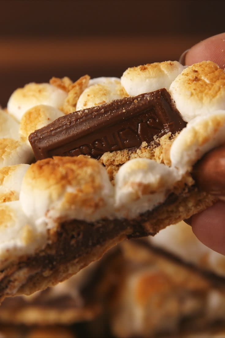 <p>Making S'mores has never been easier.</p><p>Get the recipe from <a href="https://www.delish.com/cooking/recipe-ideas/recipes/a57261/smores-bark-recipe/" rel="nofollow noopener" target="_blank" data-ylk="slk:Delish;elm:context_link;itc:0;sec:content-canvas" class="link ">Delish</a>.</p>