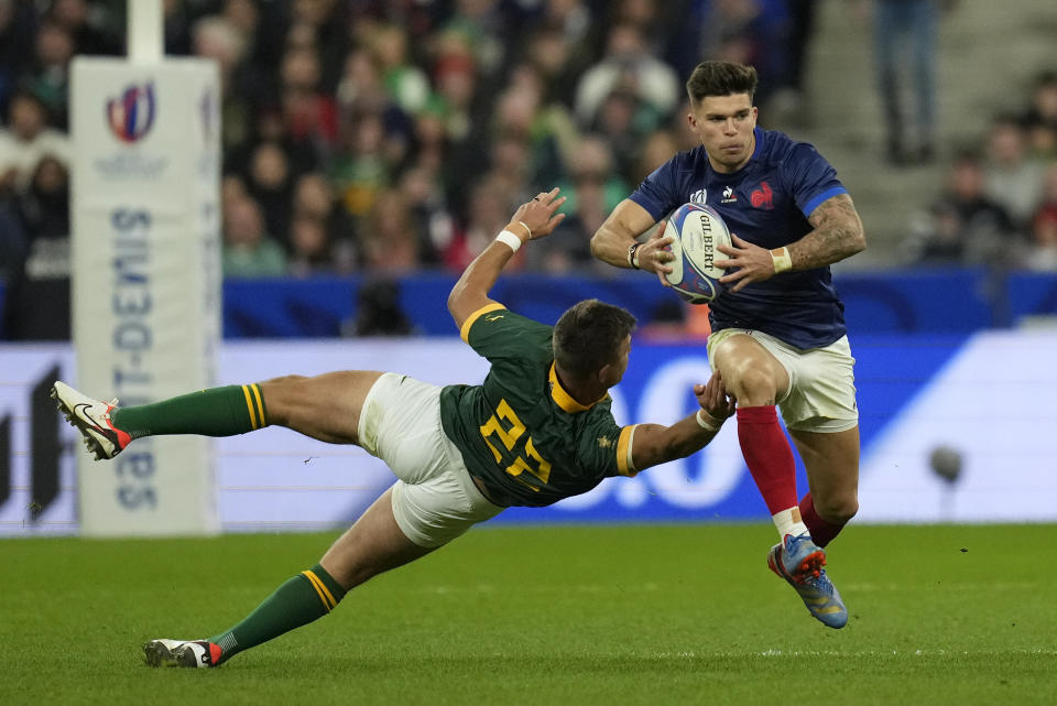 France's Matthieu Jalibert, right, gets past South Africa's Handre Pollard during the Rugby World Cup quarterfinal match between France and South Africa at the Stade de France in Saint-Denis, near Paris Sunday, Oct. 15, 2023. (AP Photo/Thibault Camus)