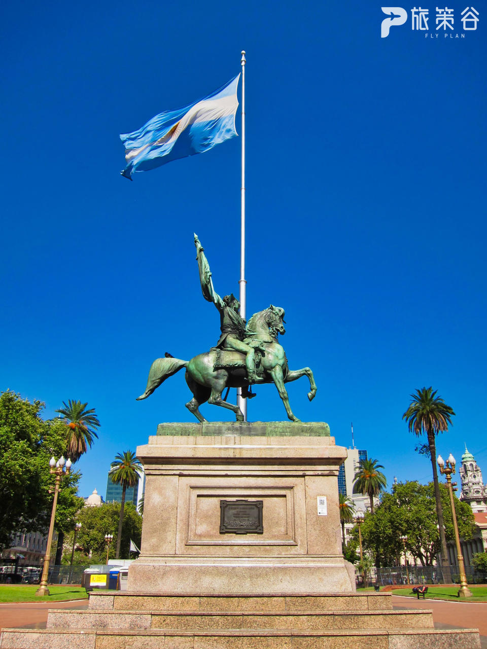 同樣位於五月廣場的貝爾格拉諾將軍騎馬雕像                        