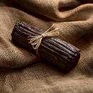 Bûche Signature « Le Fagot de Vanille », 75€<br><p> La vanille est décidément une source d’inspiration pour les pâtissiers dont Nicolas Paciello pour CinqSens Paris. A l’intérieur de cette coque trompe-l’œil en chocolat noir 65%, on découvre une mousse légère à la vanille et fève de tonka, un biscuit à la fleur de sel, un cœur crémeux aux perles de vanille de Madagascar et un croustillant chocolaté.<br> <br> <a href="https://cinqsensparis.com/" rel="nofollow noopener" target="_blank" data-ylk="slk:https://cinqsensparis.com/;elm:context_link;itc:0;sec:content-canvas" class="link ">https://cinqsensparis.com/</a></p><br>