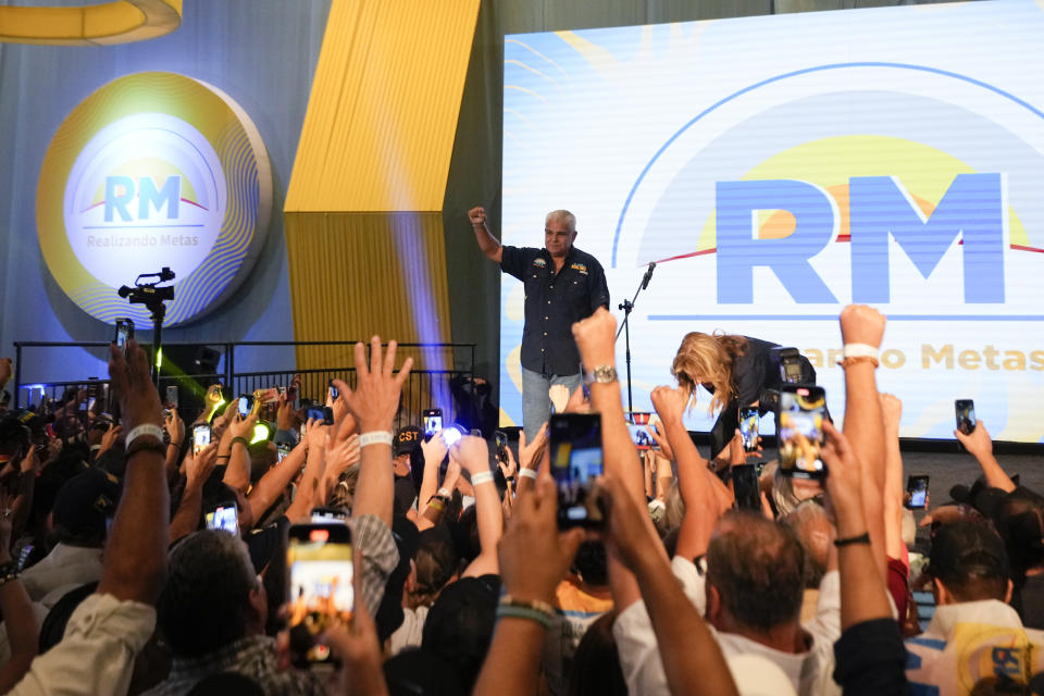 El candidato presidencial de Realizando Metas José Raúl Mulino habla ante sus seguidores tras ganar las elecciones generales, en Ciudad de Panamá, el domingo 5 de mayo de 2024. (AP Foto/Matías Delacroix)