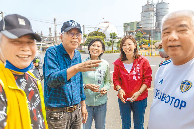 中油林園石化廠16日晚間疑似乙烯管線外洩引發大火，幸好及時滅火無人傷亡。鄰近地區24位里長17日上午在廠區大門口拉布條抗議，呼籲行政院在520前盡快催生「新四輕」。（袁庭堯攝）