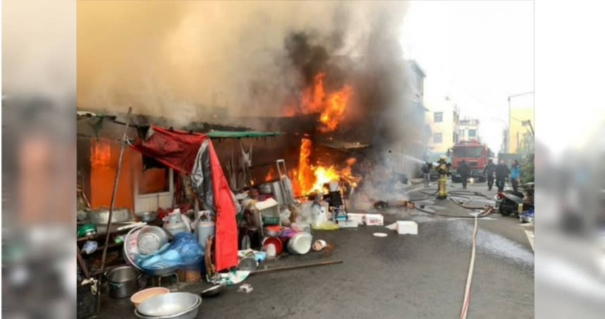 台南知名虱目魚店大火，消防員緊急搶救。（圖／翻攝畫面）