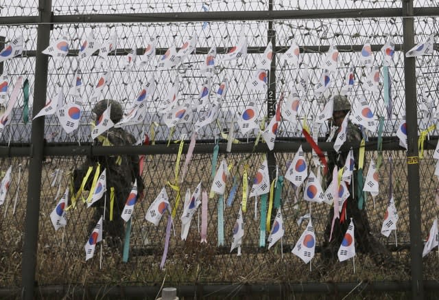South Korean soldiers at the border fence