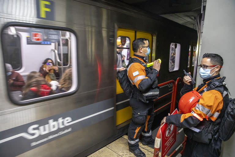 Produccion fotografica al grupo GEA del subterraneo de Buenos Aires, se encarga de patrullar la red y dar  asistencia a los pasajeros.