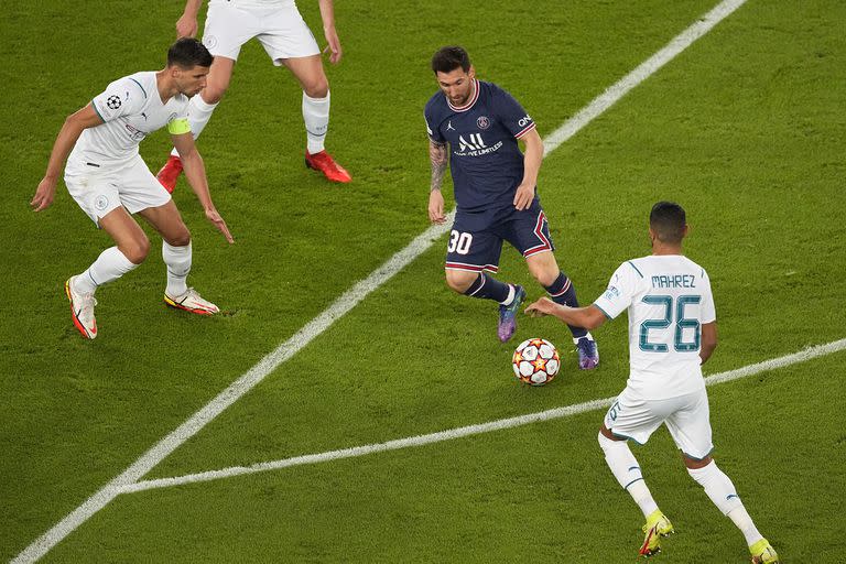 Lionel Messi del PSG busca llevar el balón a los defensores durante el partido de fútbol del Grupo A de la Liga de Campeones entre Paris Saint-Germain y Manchester City en el Parc des Princes en París, el martes 28 de septiembre de 2021