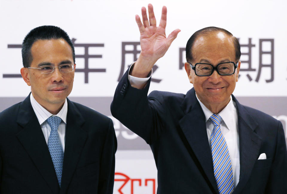 李嘉誠（右）退下火線，但仍穩佔香港首富寶座，左為李澤鉅。 (AP Photo/Kin Cheung)
