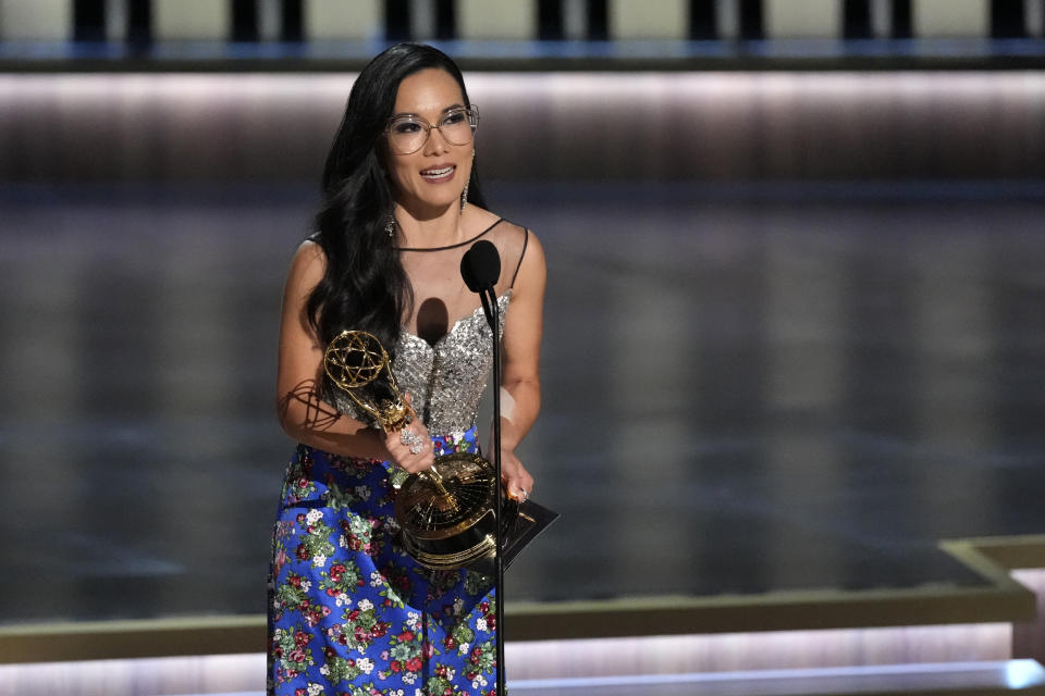 Ali Wong recibe el premio a mejor actriz en una serie limitada, antología o película para televisión por "Beef" en la 75a edición de los Premios Emmy el lunes 15 de enero de 2024 en el Teatro Peacock de Los Ángeles. (Foto AP/Chris Pizzello)