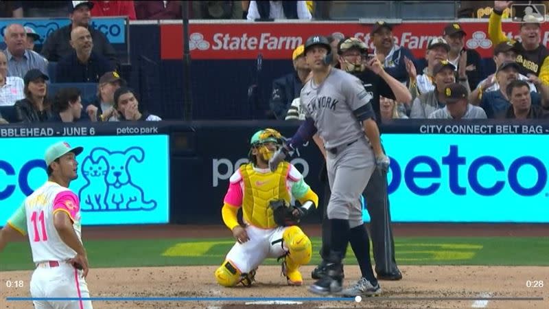 史坦頓（Giancarlo Stanton）把球轟到左外野第3層看台，達比修有看傻。（圖／翻攝自MLB官網）