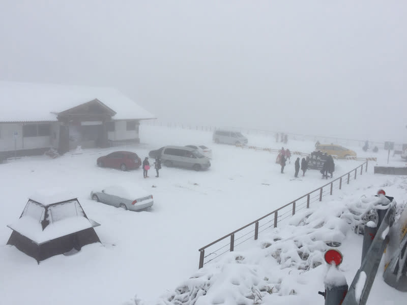 寒流來襲氣溫急凍，不少人衝上山追雪。圖為合歡山昆陽地區雪景。（資料照／南投縣仁愛警分局提供）