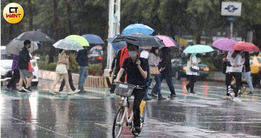 本周將受到兩波鋒面影響，午後降雨機率大增，民眾出門記得攜帶雨具。（示意圖／劉耿豪攝）