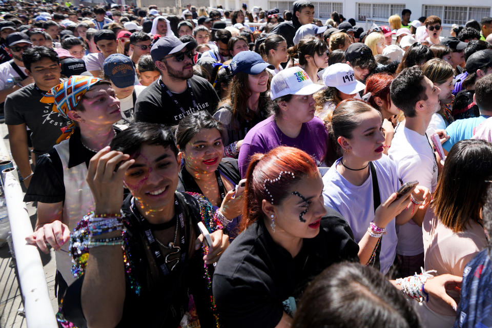 Fans de Taylor Swift esperan a que abran las puertas del estadio Monumental para el primer concierto de la gira Eras en Buenos Aires, Argentina, el jueves 9 de noviembre de 2023. (Foto AP/Natacha Pisarenko)