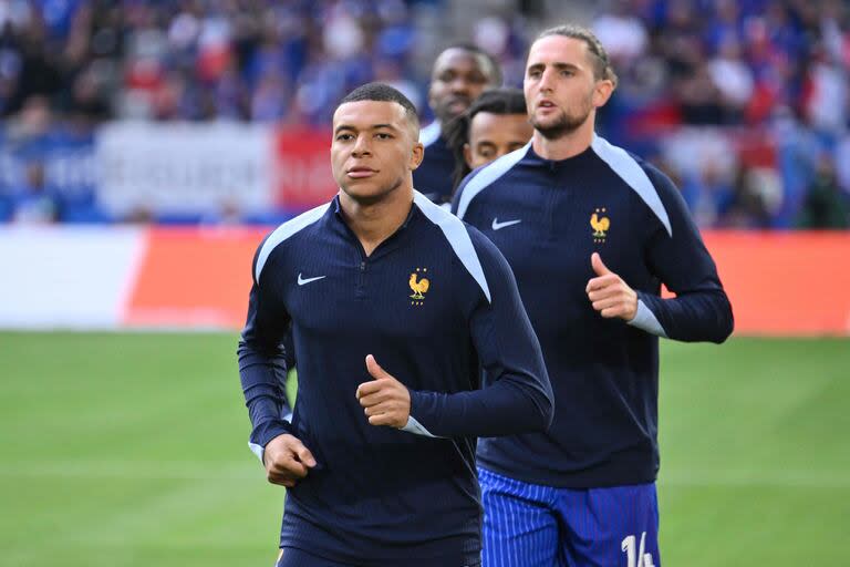 Kylian Mbappé realizando los movimientos previos al partido