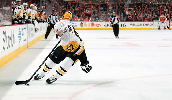 PHILADELPHIA, PA - OCTOBER 29: Sidney Crosby #87 of the Pittsburgh Penguins skates the puck against the Philadelphia Flyers October 29, 2016 at the Wells Fargo Center in Philadelphia, Pennsylvania. (Photo by Len Redkoles/NHLI via Getty Images)