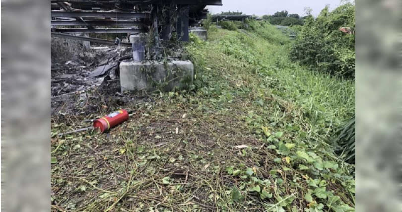 台南市消防局表示，初步調查現場是太陽能設備廠商，今早在周遭除草時，不慎打到周圍電線導致短路，造成太陽能板起火燃燒，確切肇因仍待進一步調查釐清。（圖／民眾提供）