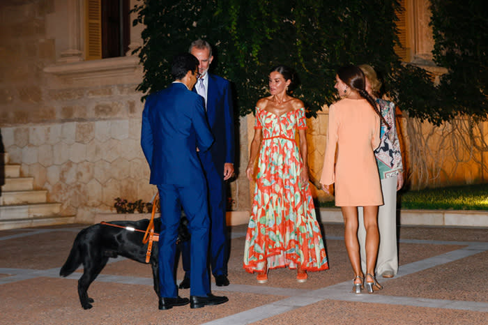 Los Reyes, junto a doña Sofía, reciben a la sociedad balear por primera vez en el Palacio de Marivent