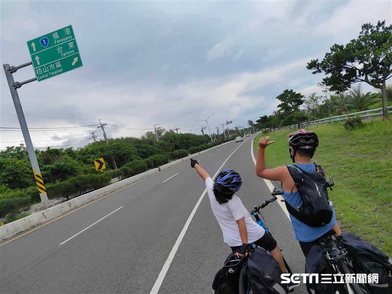 （上圖）母子三人騎到彰化知名的扇形車站；（下圖）從屏東準備騎往台東。（圖／莊小姐授權提供）