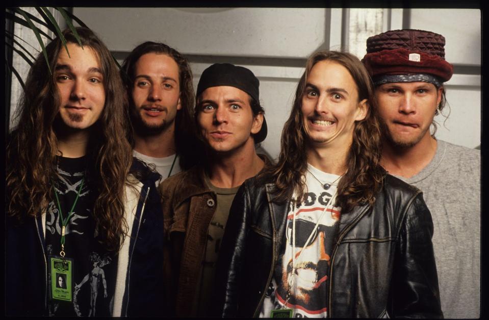 51 Rarely Seen Backstage Photos of Grunge Bands in the 90s