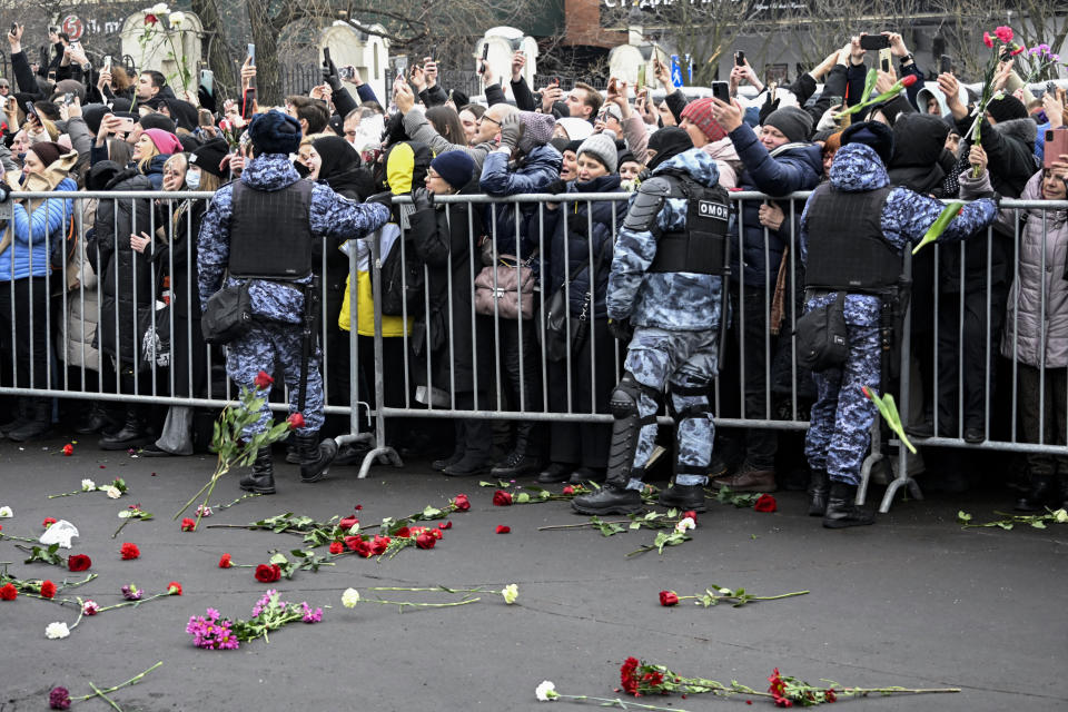 俄羅斯異議領袖納瓦尼身亡，1日舉行葬禮，大批民眾冒著可能被捕的風險，聚集為他送行。（Photo by ALEXANDER NEMENOV/AFP via Getty Images）