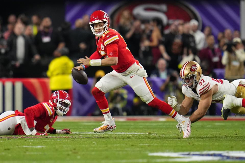 El quarterback Patrick Mahomes (15) de los Chiefs de Kansas City elude a Nick Bosa de los 49ers de San Francisco durante el primer tiempo del Super Bowl 58, el domingo 11 de febrero de 2024, en Las Vegas. (AP Foto/Julio Cortez)