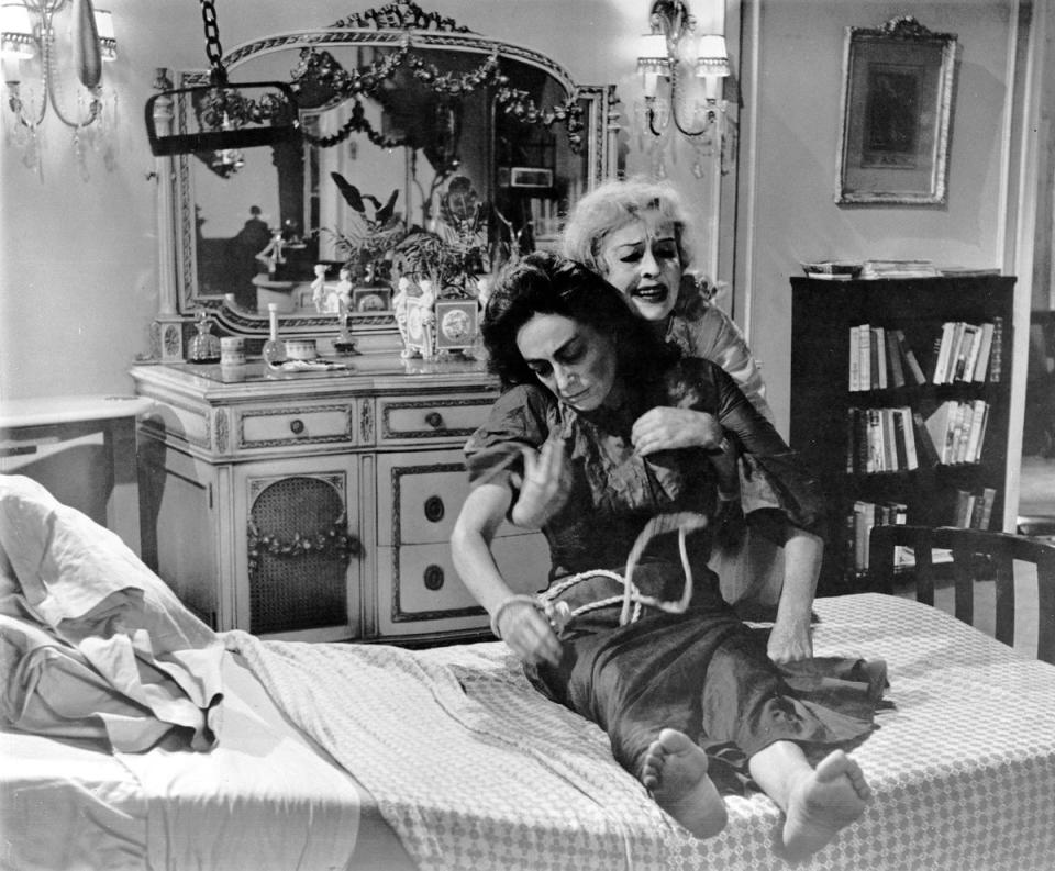 La enemistad real entre Bette Davis y Joan Crawford en What Ever Happened to Baby Jane?  en 1962 se convirtió en uno de los mayores ganchos comerciales de la película (Moviestore/Shutterstock)