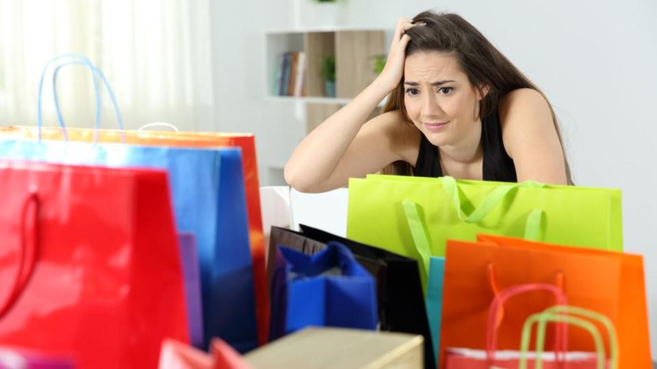 Mujer con bolsas de compras.