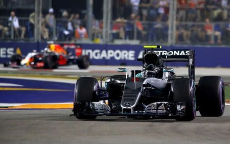 Formula One - F1 - Singapore Grand Prix - Marina Bay, Singapore- 18/9/16 Mercedes' Nico Rosberg of Germany leads Red Bull's Daniel Ricciardo of Australia during the race. REUTERS/Edgar Su