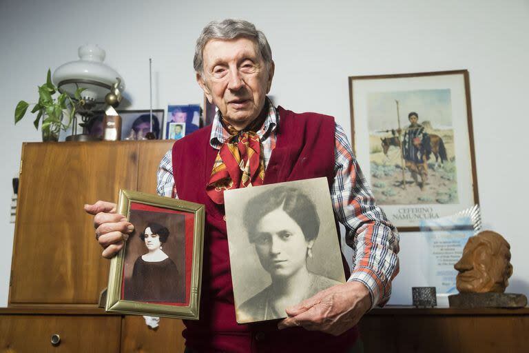 Con los retratos de su madre, Filomena, y su madrina, Margarita