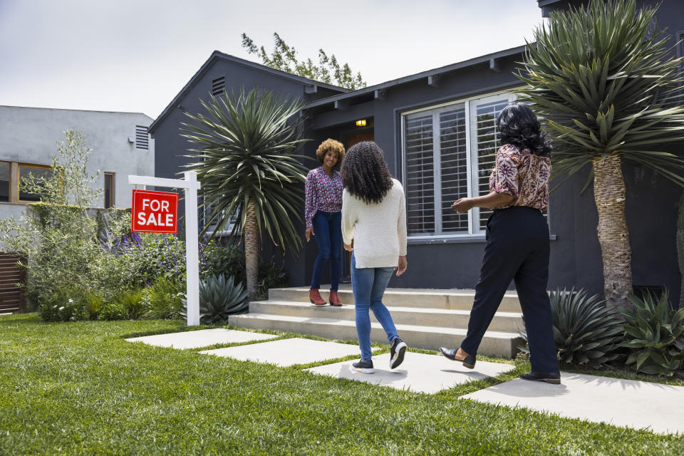 Potential homebuyers visit open-house. (Credit: Getty Creative)