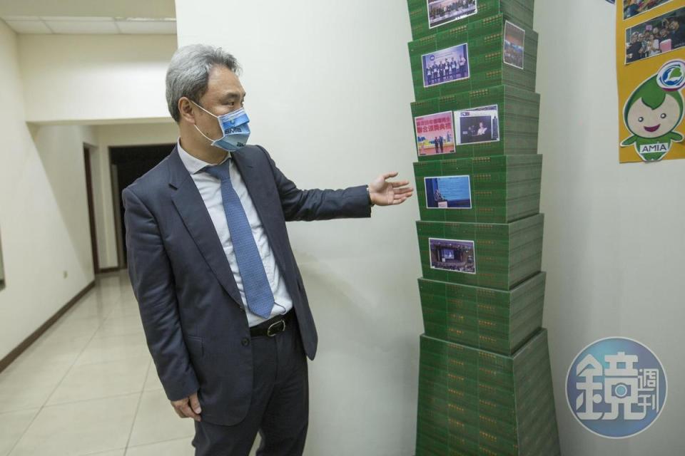 昶昕的循環經濟經營模式是台灣唯一一家，政府單位常邀請他們分享經驗，工業局也把他們的PCB測試片組裝成台北101當成文宣品。