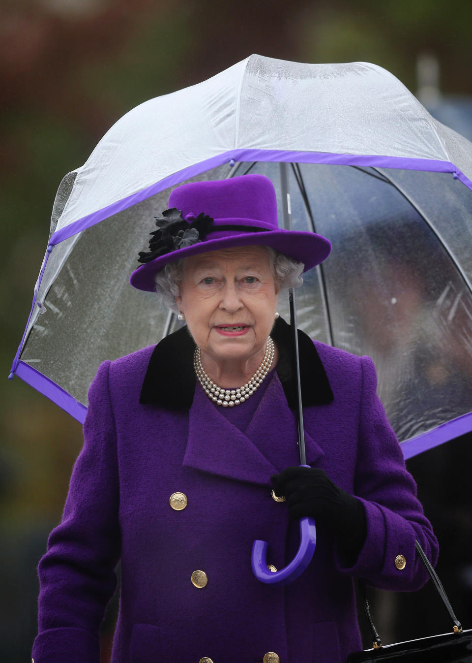 <p>Zur Eröffnung der Jubilee Gardens im Oktober 2012 kam das Staatsoberhaupt des Commonwealth angesichts trüber Wetterlage mit einem Schirm mit lilafarbenem Akzent. Der öffentliche Park befindet sich im Süden Londons und wurde 1977 zum Silberjubiläum der Queen errichtet. (Bild: Getty Images) </p>