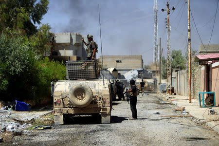 Members of the Counter Terrorism Service (CTS) are seen during the fight with the Islamic state militants in Tal Afar, Iraq, August 25, 2017. REUTERS/Thaier Al-Sudani