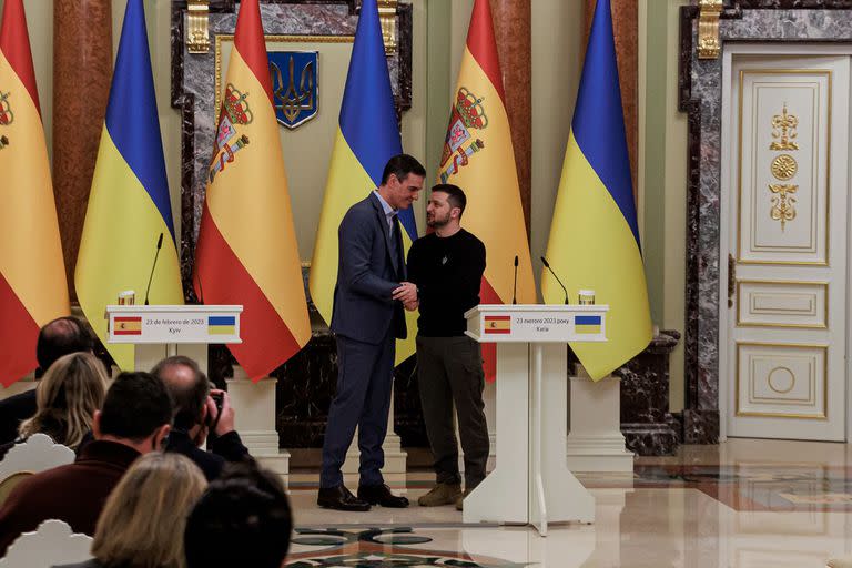 El presidente del Gobierno de España, Pedro Sánchez, y el presidente de Ucrania, Volodymyr Zelensky 