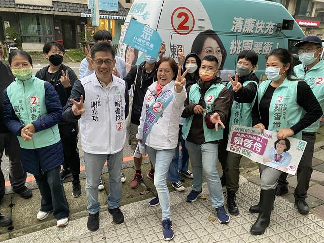 民眾黨桃園市長候選人賴香伶今傍晚從楊梅總部出發，沿區往北桃園前進，開始最後車隊掃街。（蔡明亘攝）