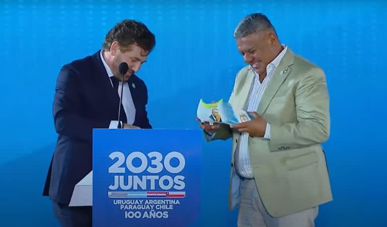 Alejandro Domínguez y Chiqui Tapia, durante la presentación del Mundial 2030