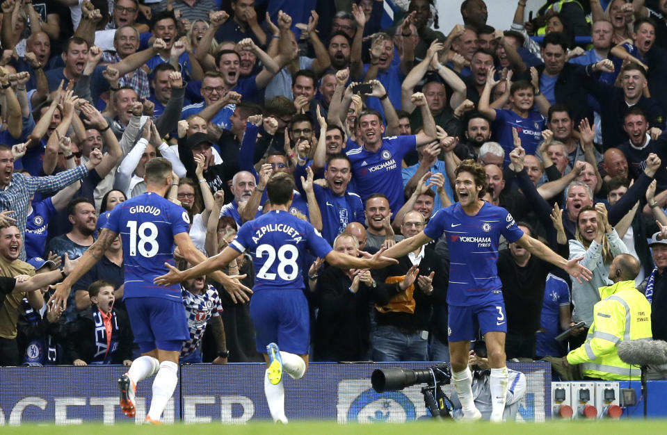 Marcos Alonso (derecha) tras marcar el gol que le dio a Chelsea la victoria 3-2 ante Arsenal en la Liga Premier inglesa, el sábado 18 de agosto de 2018. (AP Foto/Tim Ireland)