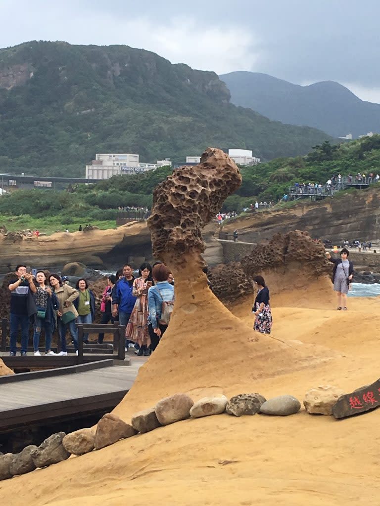 賞遊野柳地質公園奇美蕈狀岩，女王頭大自然鬼斧神工。（中華旅行社提供）