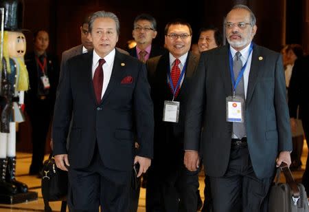 Malaysia Foreign Minister Anifah Aman (L) arrives to attend ASEAN Foreign Minister Meeting for Rohingya issue in Sedona hotel at Yangon, Myanmar December 19, 2016. REUTERS/Soe Zeya Tun