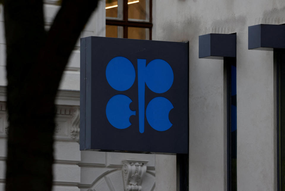 由於投資人憂心中東地區局勢動盪，加上石油輸出國家組織與盟國（OPEC+）呼籲維持減產政策，國際油價3日創下5個月新高。圖為OPEC位於奧地利維也納總部。（路透社資料照）