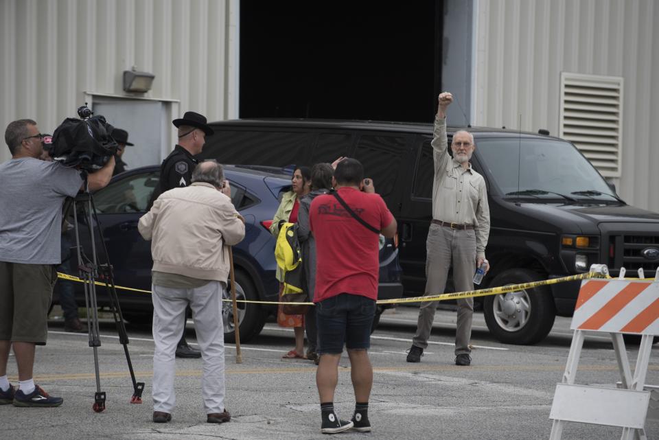 James Cromwell raises a fist&nbsp;outside the Orange County jail after turning himself in for his part in a protest outside the CPV Power Plant site in Wawayanda, New York. (Photo: George Billard via Getty Images)