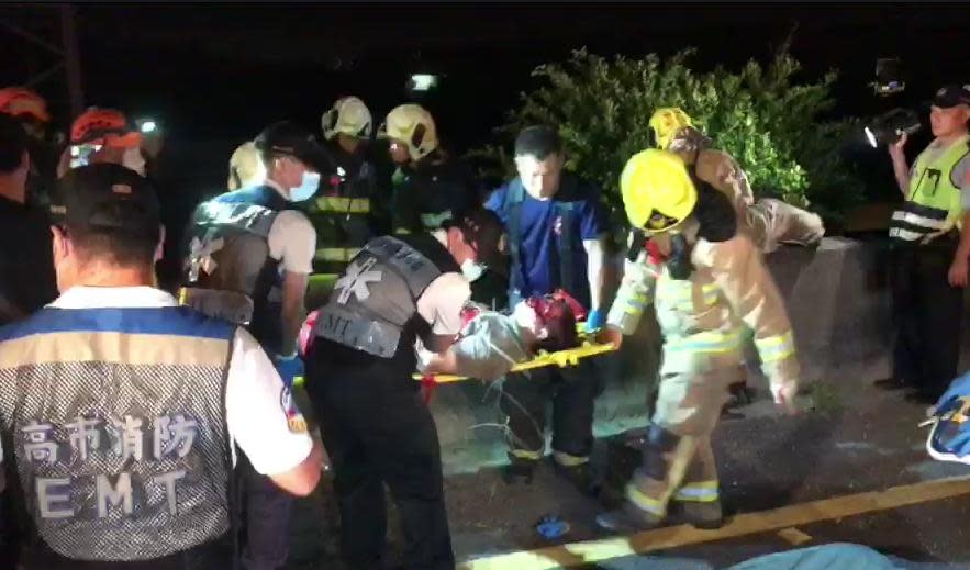 國道發生重大車禍，警消出動數十輛救護車前往救援。（警消提供）