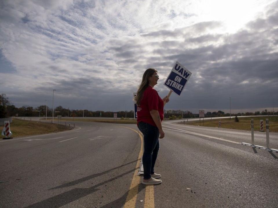  An autoworker pickets near the General Motors’ plant in Spring Hill, Tenn., on Oct. 29.