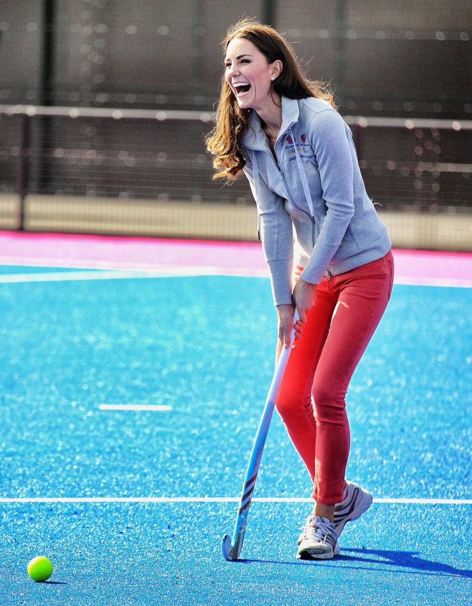 Back in 2012, Kate kept up with the Great Britain field hockey team in a pair of red pants and zip-up hoodie.