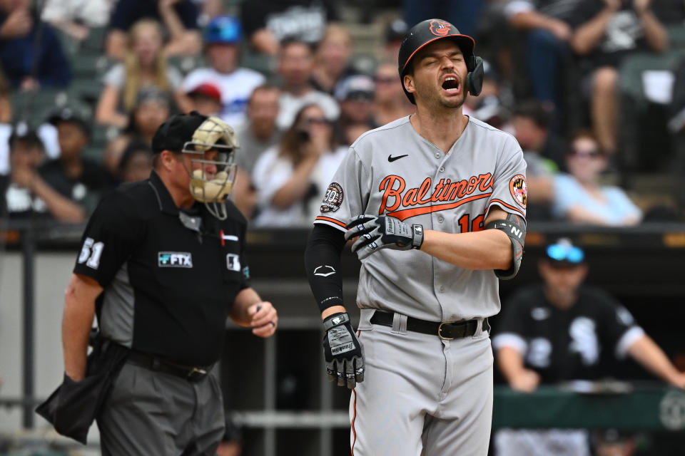 CHICAGO, IL - 25 DE JUNIO: Trey Mancini #16 de los Orioles de Baltimore reacciona después de ser golpeado por un lanzamiento en la séptima entrada contra los Medias Blancas de Chicago en el Guaranteed Rate Field el 25 de junio de 2022 en Chicago, Illinois.  Baltimore derrotó a Chicago 6-2.  (Foto de Jamie Sabau/Getty Images)