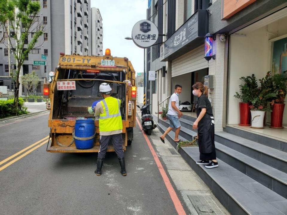 新竹市政府為提升金雅重劃區民眾丟垃圾之便利性，解決重劃區與日俱增的垃圾清運需求，將於六月一日起試辦夜間垃圾清運路線。(記者曾芳蘭攝)