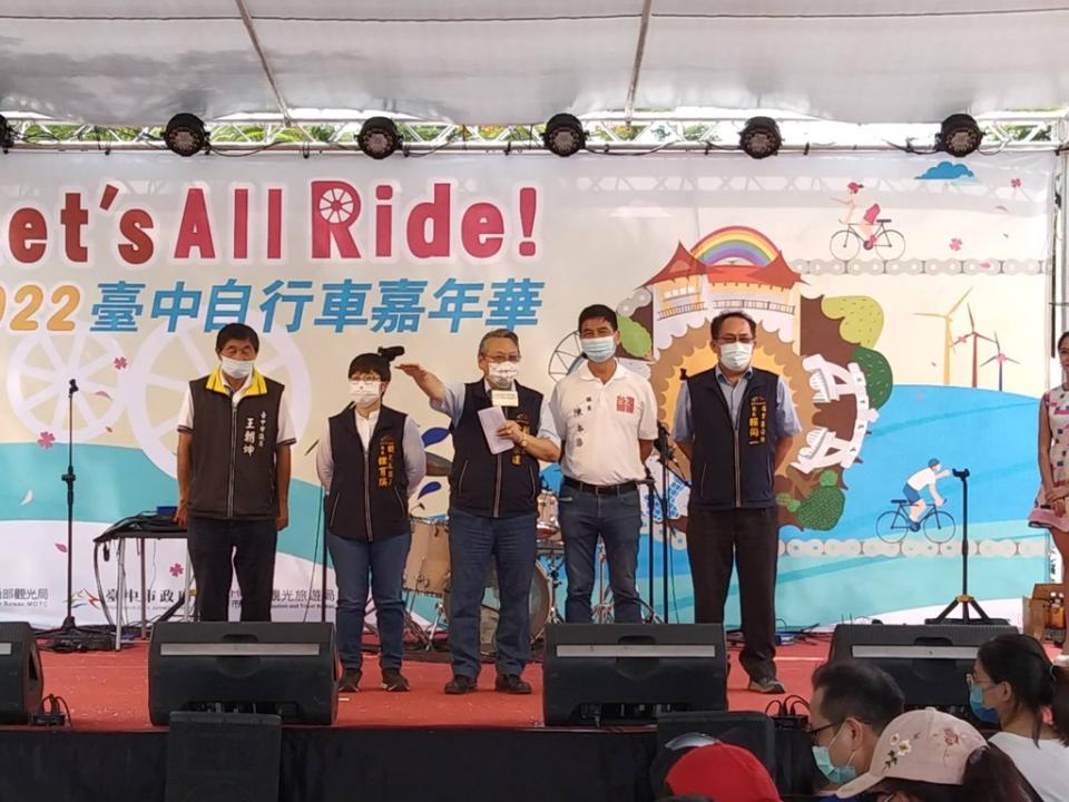 《圖說》副市長令狐榮達邀民眾騎自行車遊台中賞美景。