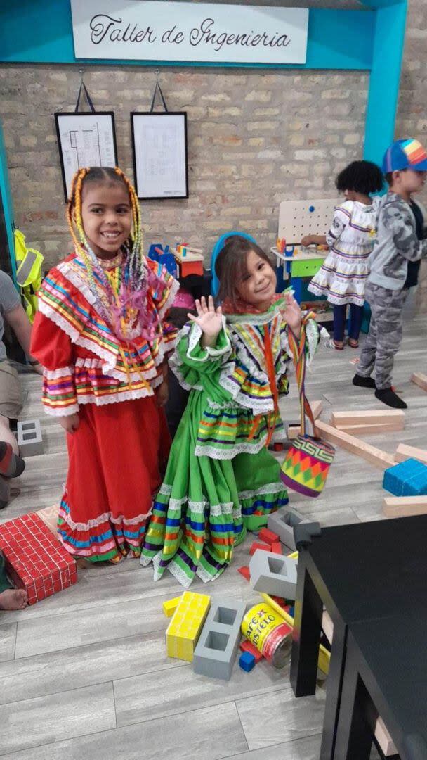 Los niños en la escuela de Ávalos aprenden español con música o practicando el lenguaje de situaciones básicas