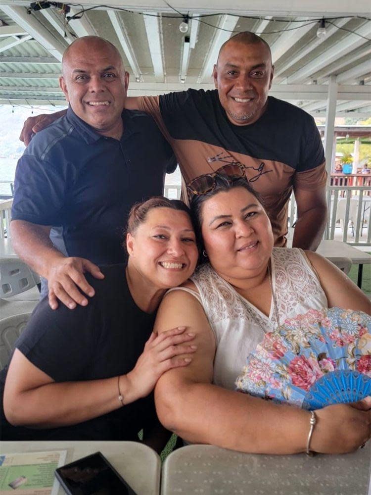 Flor con su familia salvadoreña